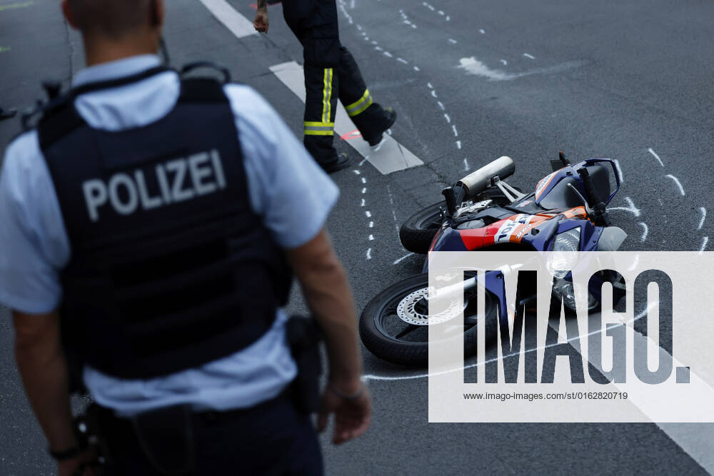 Am Mittwochabend verlor ein junger Fahranfänger auf der Aachener Straße Höhe Stadtwaldgürtel die Kontrolle über sein Motorrad. Schwer verletzt wurde er in eine Klinik eingeliefert. Nach Zeugenaussagen soll er bei erhöhter Geschwindigkeit über einige Bodenwellen gefahren und dabei die Kontrolle verloren haben. Polizei und Feuerwehr sicherten die Unfallstelle. (Themenbild, Symbolbild) Köln, 13.07.2022 NRW Deutschland