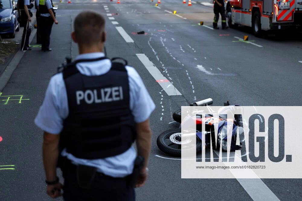 Am Mittwochabend verlor ein junger Fahranfänger auf der Aachener Straße Höhe Stadtwaldgürtel die Kontrolle über sein Motorrad. Schwer verletzt wurde er in eine Klinik eingeliefert. Nach Zeugenaussagen soll er bei erhöhter Geschwindigkeit über einige Bodenwellen gefahren und dabei die Kontrolle verloren haben. Polizei und Feuerwehr sicherten die Unfallstelle. (Themenbild, Symbolbild) Köln, 13.07.2022 NRW Deutschland