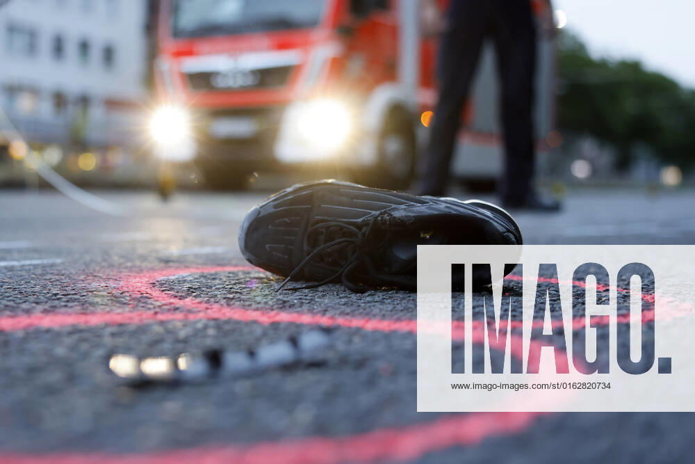 Am Mittwochabend verlor ein junger Fahranfänger auf der Aachener Straße Höhe Stadtwaldgürtel die Kontrolle über sein Motorrad. Schwer verletzt wurde er in eine Klinik eingeliefert. Nach Zeugenaussagen soll er bei erhöhter Geschwindigkeit über einige Bodenwellen gefahren und dabei die Kontrolle verloren haben. Polizei und Feuerwehr sicherten die Unfallstelle. (Themenbild, Symbolbild) Köln, 13.07.2022 NRW Deutschland