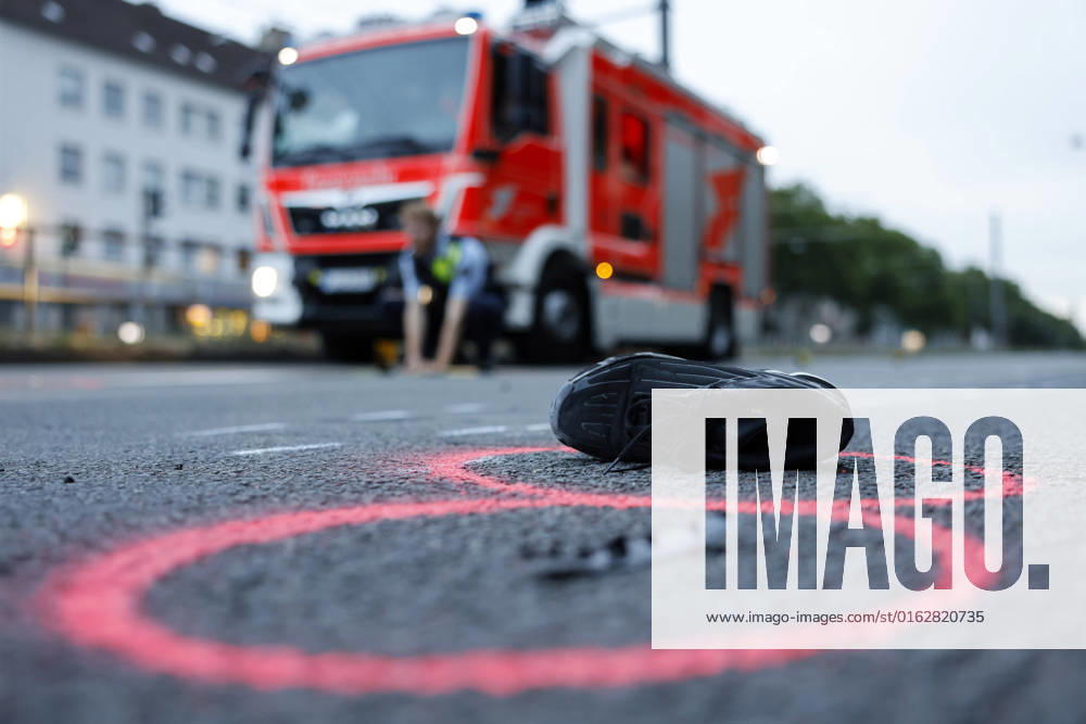 Am Mittwochabend verlor ein junger Fahranfänger auf der Aachener Straße Höhe Stadtwaldgürtel die Kontrolle über sein Motorrad. Schwer verletzt wurde er in eine Klinik eingeliefert. Nach Zeugenaussagen soll er bei erhöhter Geschwindigkeit über einige Bodenwellen gefahren und dabei die Kontrolle verloren haben. Polizei und Feuerwehr sicherten die Unfallstelle. (Themenbild, Symbolbild) Köln, 13.07.2022 NRW Deutschland