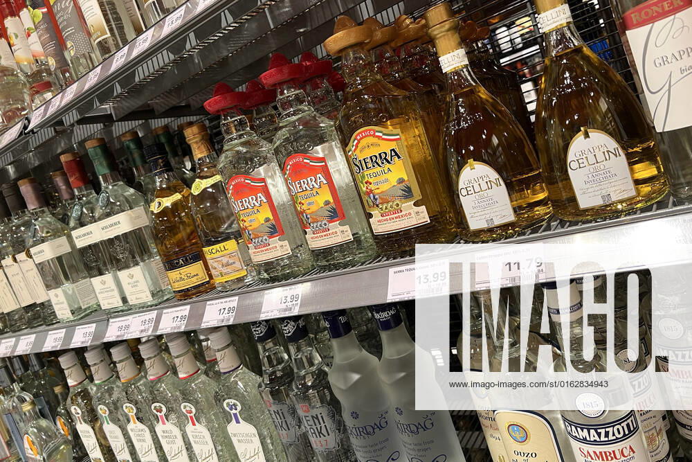 VERBRAUCHERPREISE: Inflation in Deutschland hoeher als erwartet.Einkauf in einem Supermarkt,Alkohol,Spirituosen in einem EDEKA Supermarkt. Einkauf,Inflation,Verbraucherpreise,Teuerung,