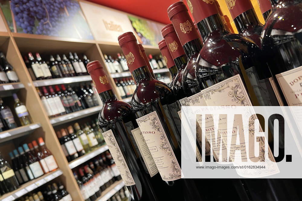 VERBRAUCHERPREISE: Inflation in Deutschland hoeher als erwartet.Einkauf in einem Supermarkt,Alkohol,Weinsortiment in einem EDEKA Supermarkt. Einkauf,Inflation,Verbraucherpreise,Teuerung,