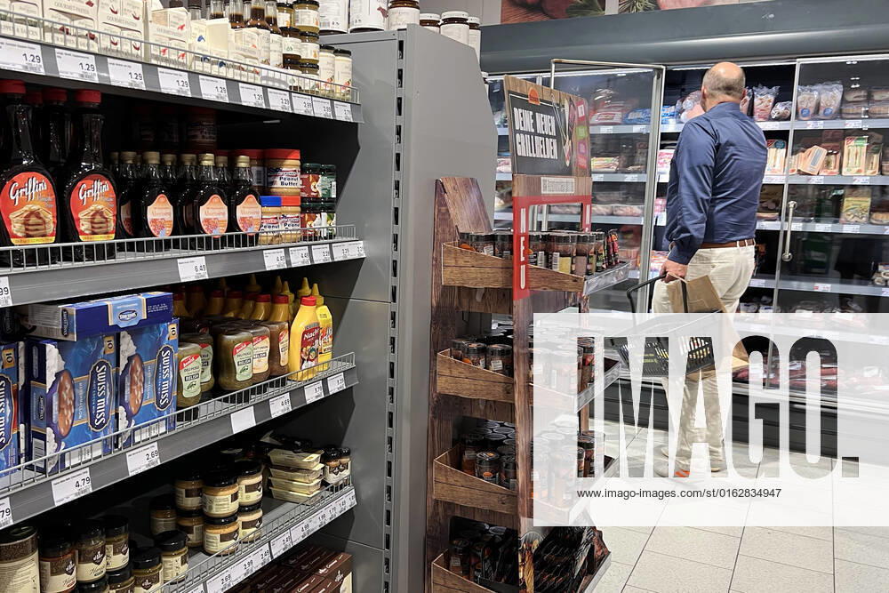 VERBRAUCHERPREISE: Inflation in Deutschland Ein Mann steht vor einem Kuehlregal und blickt gebannt auf die Preise, Preisschild,Preisaushang,Kuehltheke, Fleisch-und Wurstwaren. Einkauf,Inflation,Verbraucherpreise,Teuerung,