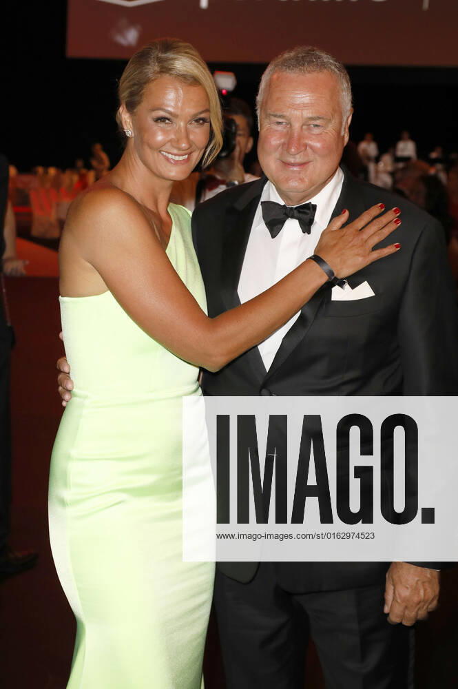 Franziska van Almsick mit Partner Jürgen B. Harder beim 51. Ball des Sports 2022 im RheinMain CongressCenter. Wiesbaden