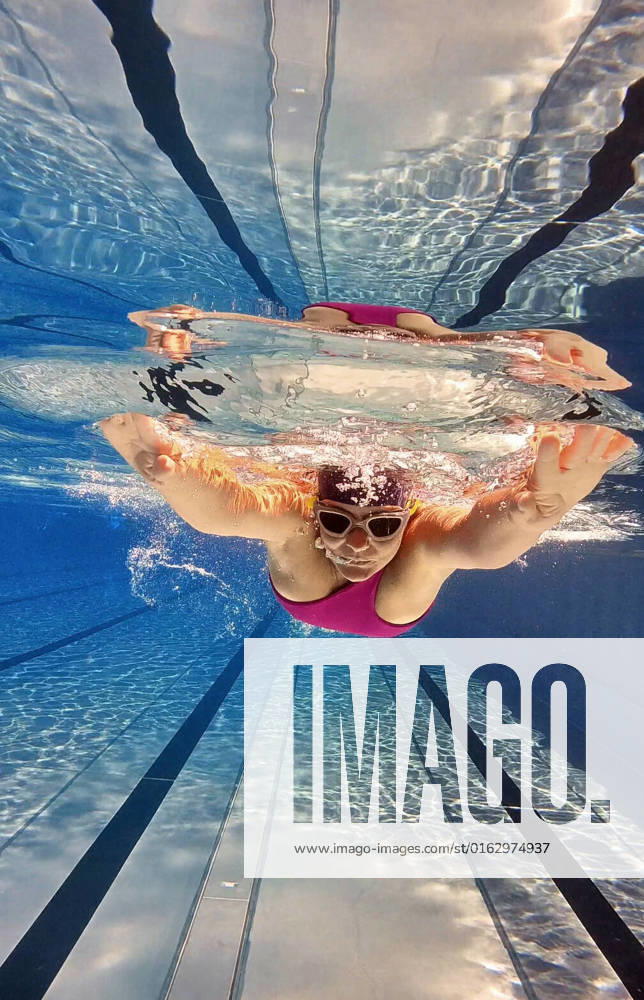 Schwimmen im Freibad Mindelheim (Bayern), Unterwasserfotos von Schwimmenden im Schwimmerbecken. (Model Release vorhanden) 17.07.2022, Schwimmen Unterwasserfotos 17.07.2022, Schwimmen Unterwasserfotos