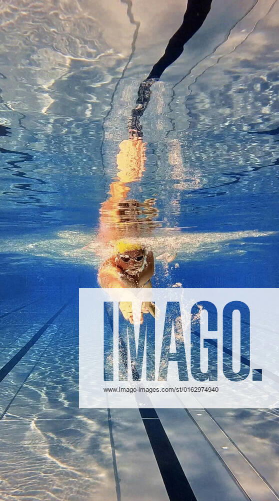 Schwimmen im Freibad Mindelheim (Bayern), Unterwasserfotos von Schwimmenden im Schwimmerbecken. (Model Release vorhanden) 17.07.2022, Schwimmen Unterwasserfotos 17.07.2022, Schwimmen Unterwasserfotos