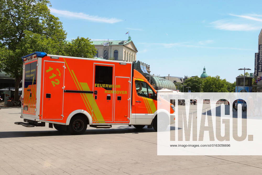 Niedersachsen, Hannover, Extreme Hitze in Deutschland, , 46 Grad in der Sonne am menschenleerem Kröpcke, Rettungswagen,