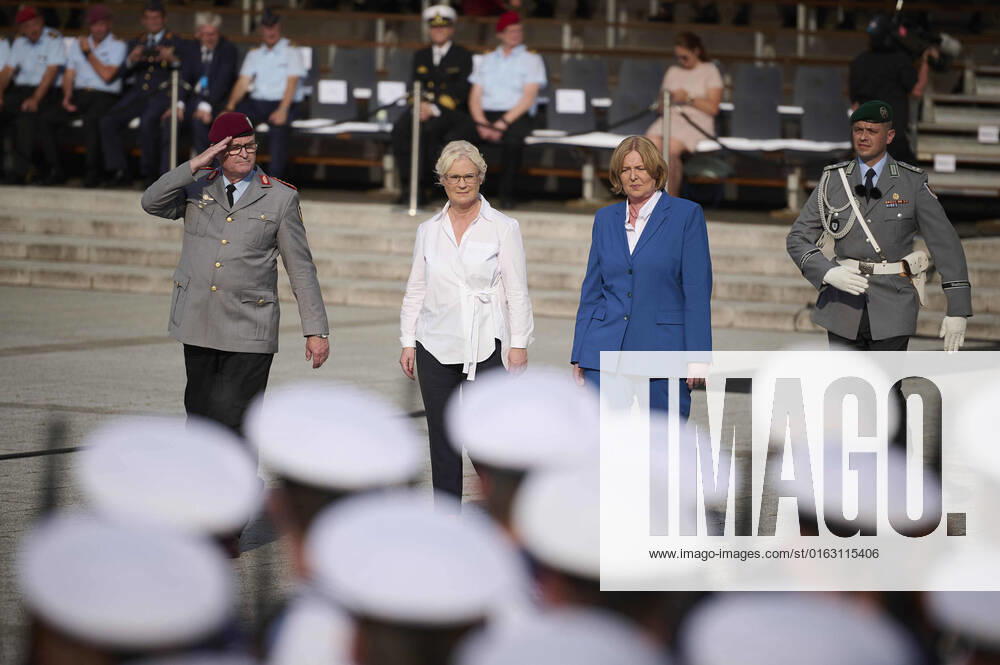 KW29 Berlin, Gelöbnis 2022 im BMVg Rund 400 Rekrut:innen legen im Gedenken an den Deutschen Widerstand vom 20. Juli 1944 am 20.07.2022 ein Feierliches Gelöbnis ab im Bundesministeriums der Verteidigung in Berlin. Im Bild sind Verteidigungsministerin Christine Lambrecht, Bundestagspräsidentin Bärbel Bas und der Generalinspekteur der Bundeswehr Eberhard Zorn zu sehen. Berlin Bundesministeriums der Verteidigung Berlin Deutschland