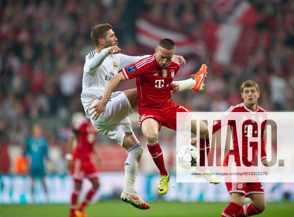Franck RIBERY (M) - Sergio RAMOS (l MAD) hinten: Toni KROOS (M) Fussball international UEFA Championsleague Saison 2013 2014, Halbfinale RÜCKSPIEL: FC Bayern München - Real Madrid in München, Deutschland am 29.04.2014,