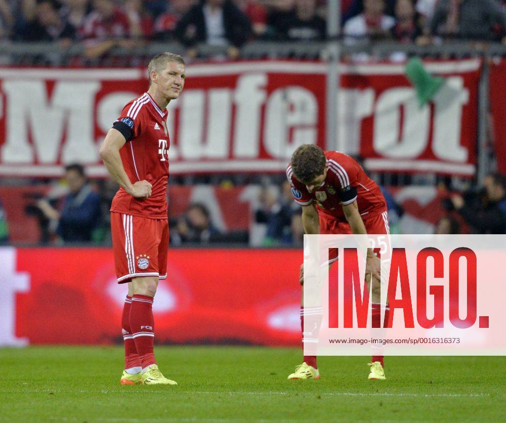 Fussball Champions League 2013 2014, Halbfinale, Rückspiel, FC Bayern München - Real Madrid, in der Allianz-Arena München. Frust nach dem 3. Gegentor, v.li: Bastian Schweinsteiger (München) und Thomas Müller (Bayern München).