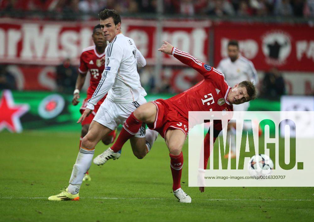 München, Fussball Männer, UEFA Champions League, Saison 2013 2014, Halbfinale Rückspiel, FC Bayern München vs Real Madrid CF 29.04.2014, München Arena München Gareth Bale, Real Madrid, Aktion, Toni Kroos FC Bayern,