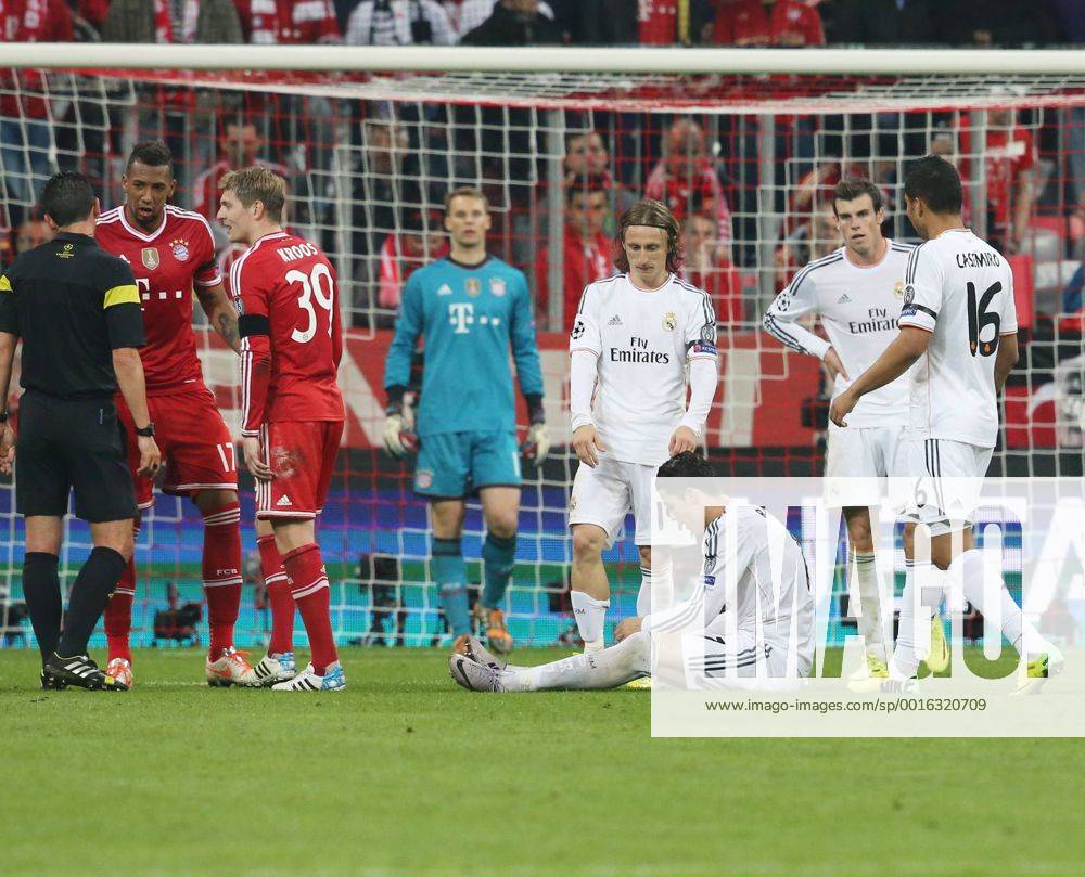 München, Fussball Männer, UEFA Champions League, Saison 2013 2014, Halbfinale Rückspiel, FC Bayern München vs Real Madrid CF 29.04.2014, München Arena München Jerome Boateng, Toni Kroos, Schiedsrichter Pedro Proenca, Cristiano Ronaldo am Boden,