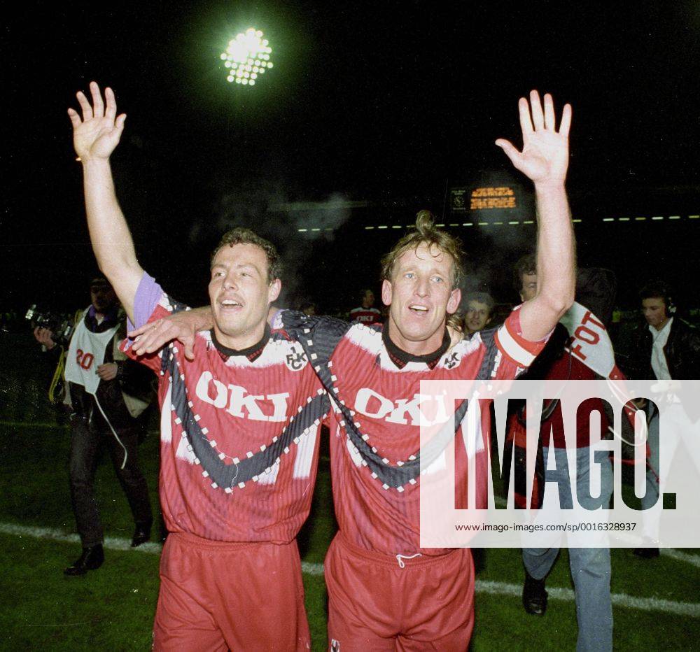 1. FC Kaiserslautern - FC Bayern München 4:0 Axel Roos und Andreas Brehme jubeln nach dem Spiel HM