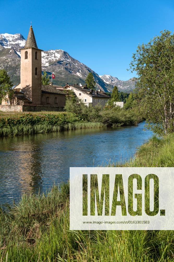 IMAGO Creative: Sommer, In den Bergen Kirche von Sils-Baseglia am Silser See im Sommer, Schweiz, Graubuenden, Engadin, Sils Baseglia Church of Sils-Baseglia at Lake Sils in Summer, Switzerland, Grisons, Engadine, Sils Baseglia BLWS670778
