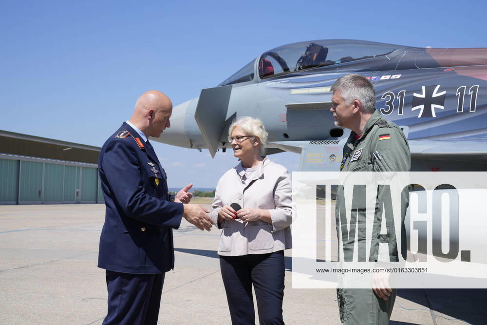 Bundesverteidigungsministerin besucht das Taktische Luftwaffengeschwader 74 in Neuburg Aktuell, 22.07.2022, Neuburg an der Donau, Bundesverteidigungsministerin Christine Lambrecht praesentiert gemeinsam mit Generalleutnant Ingo Gerhartz und Oberst Gordon Schnitger einen neu folierten Eurofighter fuer eine Truppenuebung in Australien bei ihrem Besuch beim Taktische Luftwaffengeschwader 74 im Rahmen ihrer Sommerreise 2022 Neuburg an der Donau Bayern Deutschland
