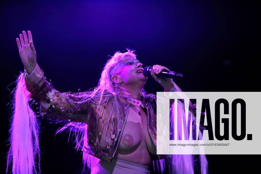 Bilder des Jahres 2022, Entertainment 07 Juli Entertainment Themen der Woche KW29 Merrill Beth Nisker alias Peaches bei einem Konzert im Huxleys Neue Welt in Berlin, 22. Juli 2022. Peaches Konzert Berlin