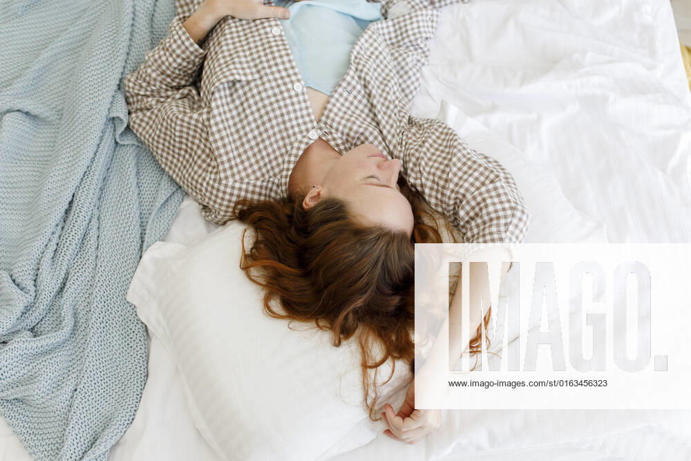Woman sleeping on bed at home model released, Symbolfoto property released, TYF00285