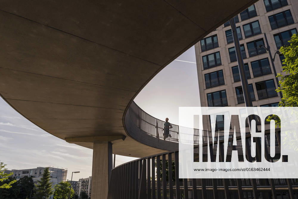 IMAGO Creative, Urban Lifestyle Man running on elevated walkway in front of building model released, Symbolfoto, DIGF18219