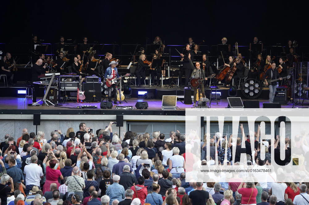 Manfred Hennig, Fritz Puppel, Toni Krahl und Georgi Gogow von City live bei der 50 Jahre City - Die letzte Runde Tour mit den Berliner Symphonikern & Gästen in der Parkbühne Wuhlheide. Berlin