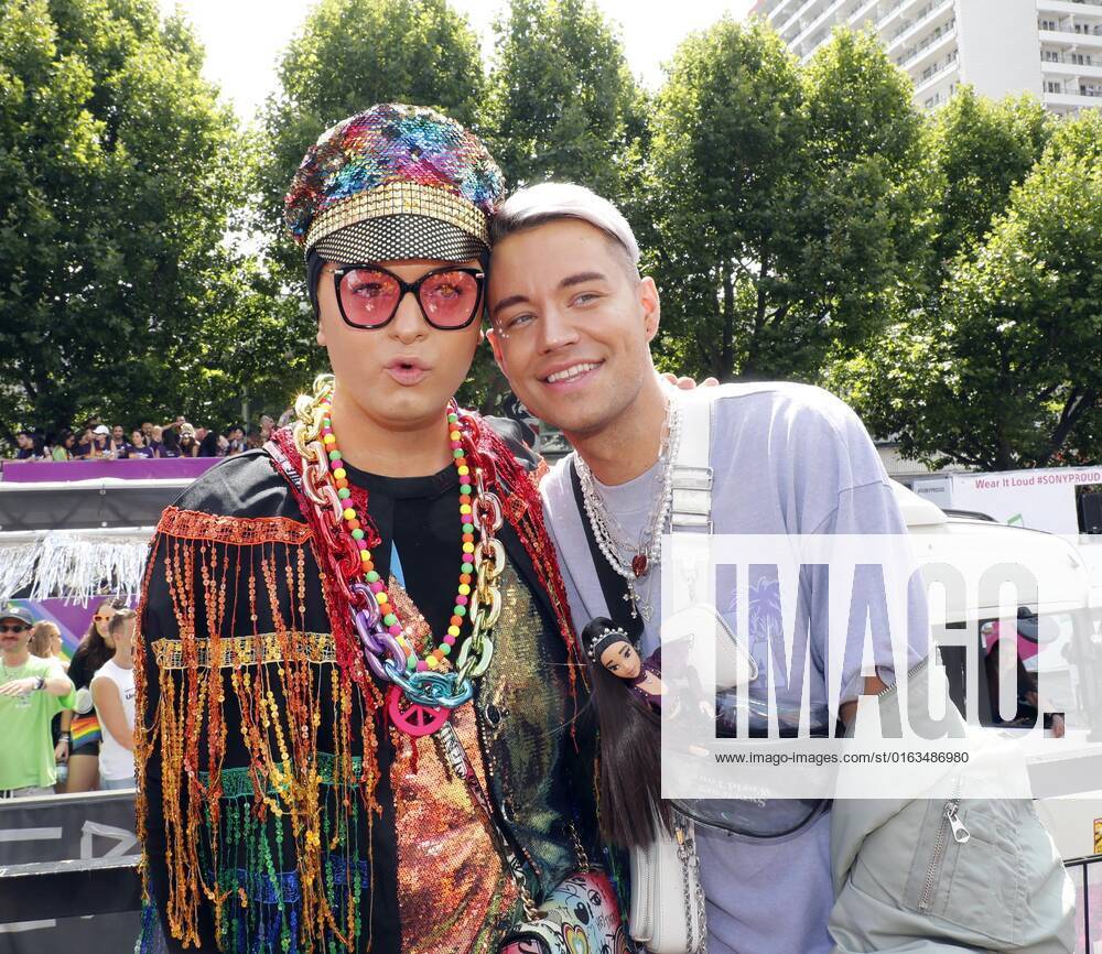 Julian F. M. Stoeckel mit Freund Marcell Damaschke bei der 44. Christopher Street Day Parade 2022 in Berlin unter dem Motto United in Love! Gegen Hass, Krieg und Diskriminierung.
