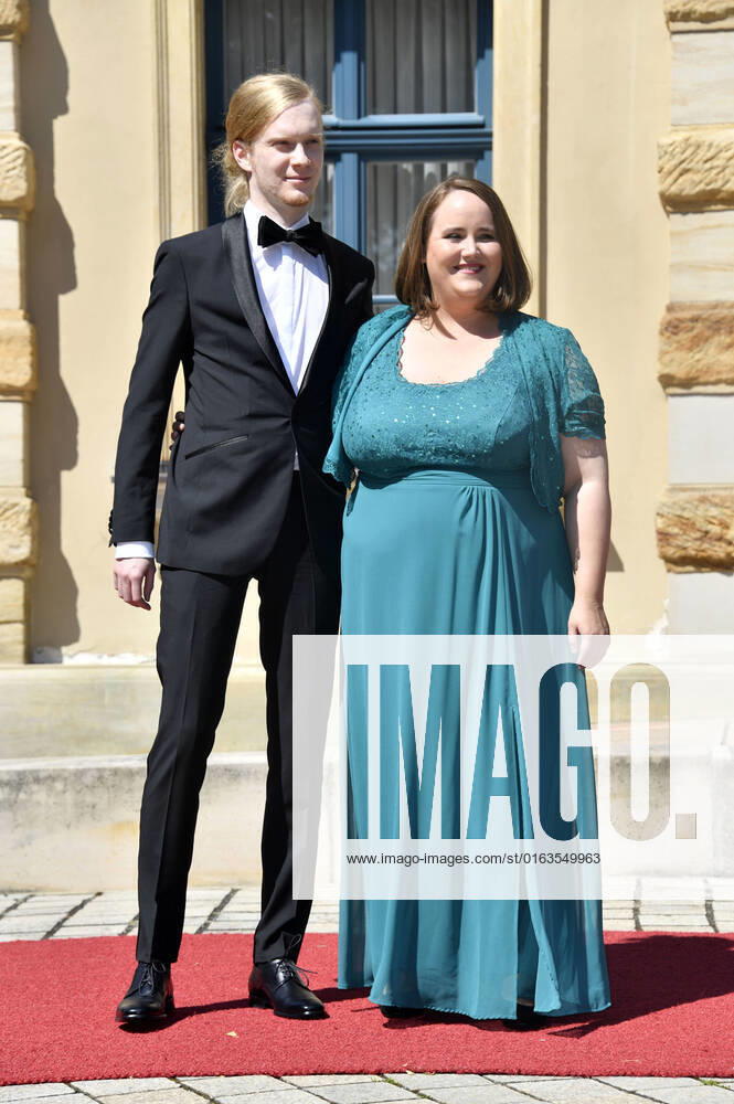 Ricarda Lang mit Partner Florian Wilsch bei der Eröffnung der Richard-Wagner-Festspiele 2022 mit der Premiere von Richard Wagners Tristan und Isolde im Bayreuther Festspielhaus. Bayreuth