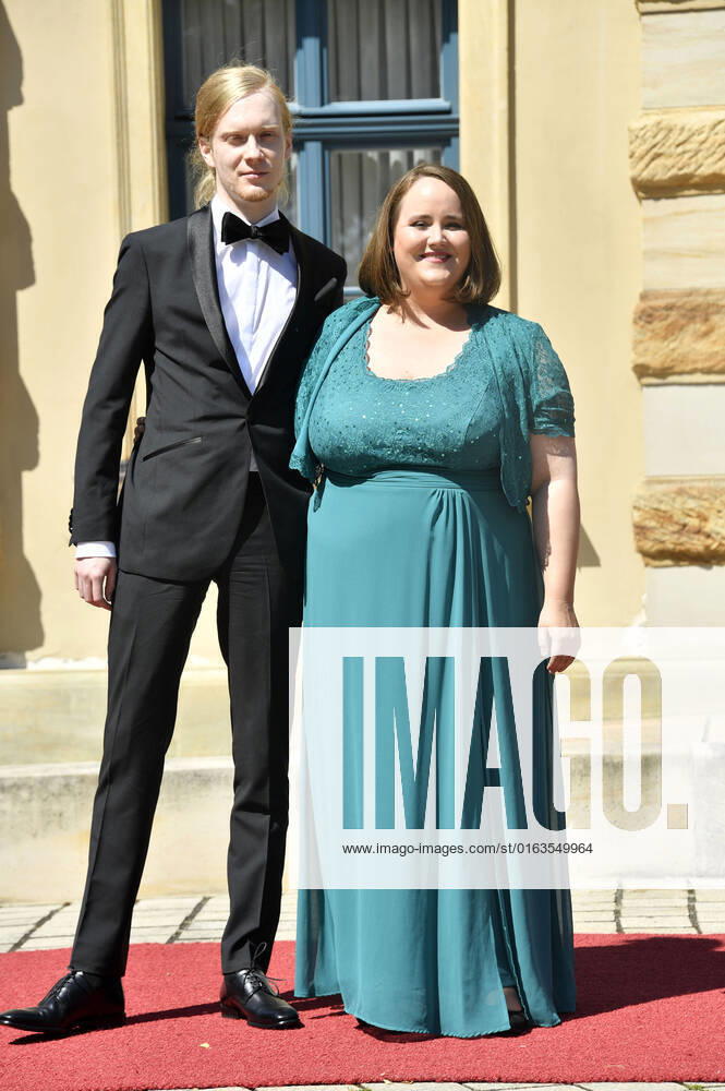 Ricarda Lang mit Partner Florian Wilsch bei der Eröffnung der Richard-Wagner-Festspiele 2022 mit der Premiere von Richard Wagners Tristan und Isolde im Bayreuther Festspielhaus. Bayreuth