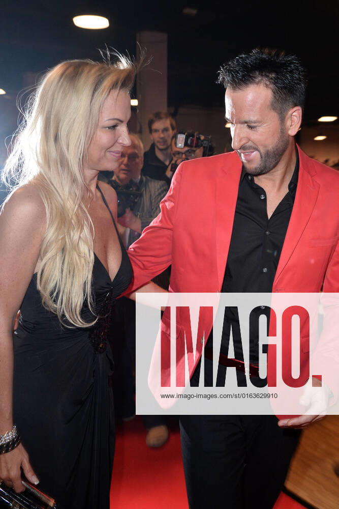 Smago! Award 2014 - Berlin Michael Wendler und seine Frau Claudia bei der Ankunft zu der Verleihung des smago! Award 2014 im BEST WESTERN PREMIER Hotel MOA Hotel Berlin. Der smago! Award ist ein deutscher Musikpreis, mit dem Kuenstler für besondere Leistungen und Erfolge in der Schlagerszene im zurueckliegenden Jahr geehrt werden. Der Preis wird seit 2011 jaehrlich vergeben. Berlin