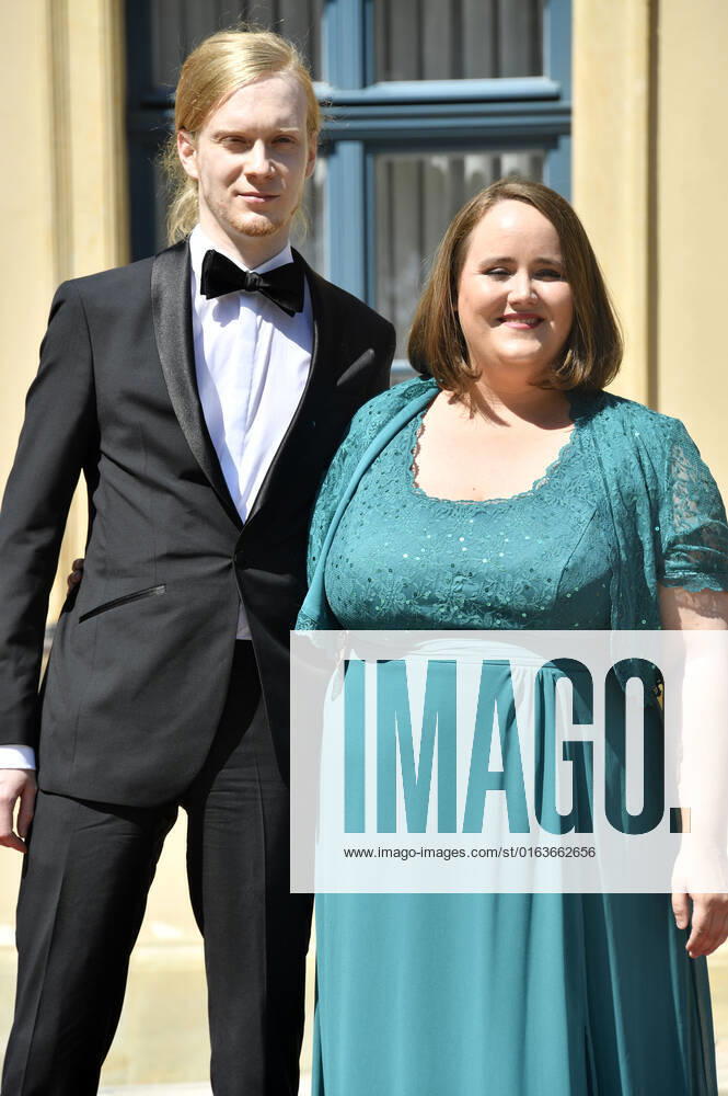 Ricarda Lang mit Partner Florian Wilsch bei der Eröffnung der Richard-Wagner-Festspiele 2022 mit der Premiere von Richard Wagners Tristan und Isolde im Bayreuther Festspielhaus. Bayreuth