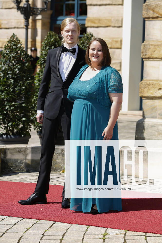 Ricarda Lang mit Partner Florian Wilsch bei der Eröffnung der Richard-Wagner-Festspiele 2022 mit der Neuinszenierung von Richard Wagners Tristan und Isolde im Bayreuther Festspielhaus. Bayreuth