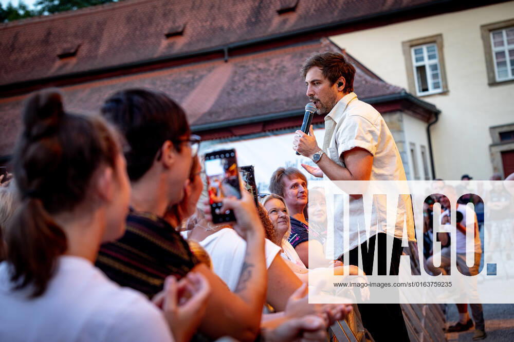 Der Singer-Songwriter Max Giesinger tritt am Dienstag (26.07.22) im Schloss Eyrichshof in Ebern (Landkreis Haßberge) vor rund 3000 Besuchern auf.