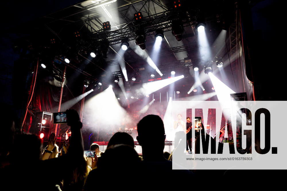 Der Singer-Songwriter Max Giesinger tritt am Dienstag (26.07.22) im Schloss Eyrichshof in Ebern (Landkreis Haßberge) vor rund 3000 Besuchern auf.