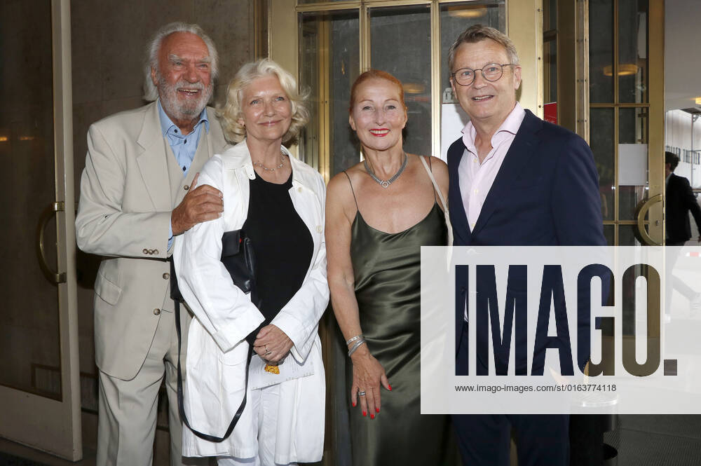 Achim Wolff, Rita Feldmeier, Birgit Wolff und Rene Heinersdorff bei der Premiere des Theaterstücks Brauchen Sie ne Quittung in der Komödie am Kurfürstendamm im Schiller Theater. Berlin