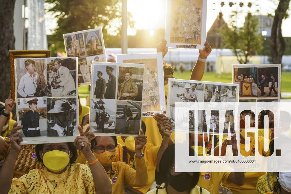 Thai King Maha Vajiralongkorn 70th Birthday Celebrations. Thai Royalists hold photos of Thai King Maha Vajiralongkorn during a ceremony in the celebrations of the Thai King Maha Vajiralongkorn 70th birthday at Sanam Luang in Bangkok, Thailand, 28 July 2022. Bangkok Bangkok Thailand
