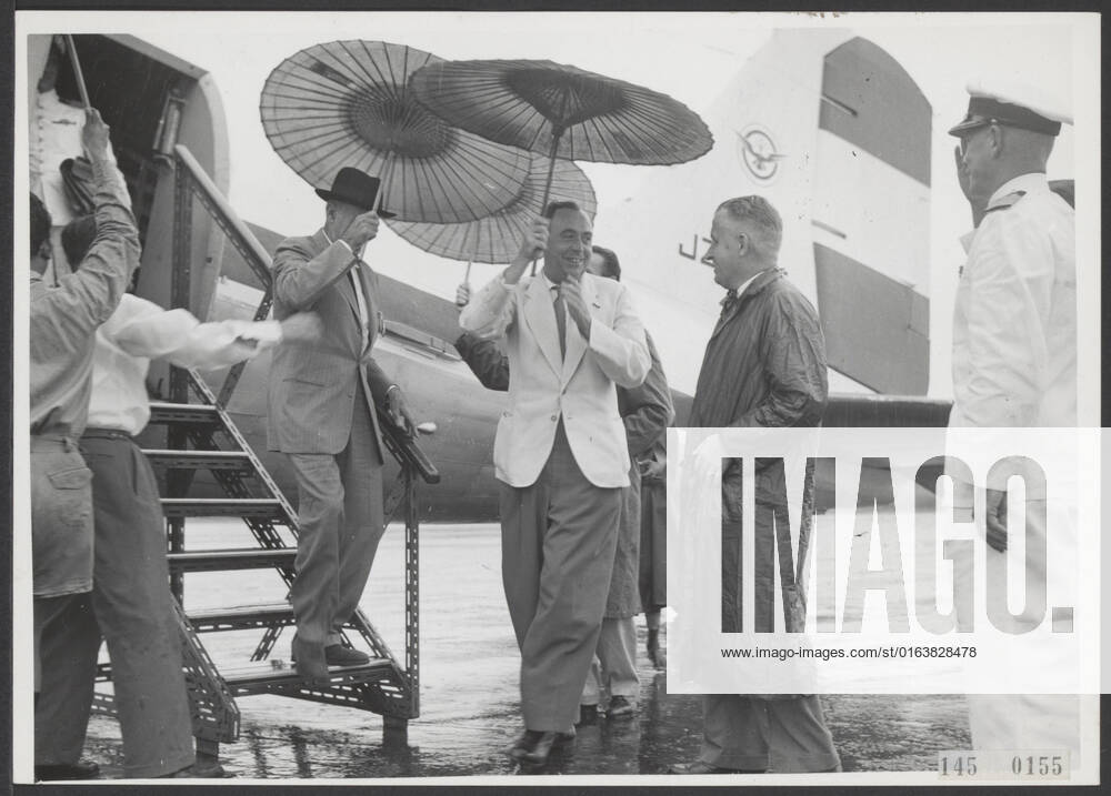 Information office and radio broadcaster Dutch New Guinea. Dutch New Guinea: Visit Australian Foreign Minister Casey. In a flowing rain, Sunday March 18 arrived with the crown pigeon from Biak the Australian Minister of Foreign Affairs, Richard Casey, together with Governor of Baal who had welcomed the Australian minister in Biak .. March 18, 1958. Hollandia, New Guinea