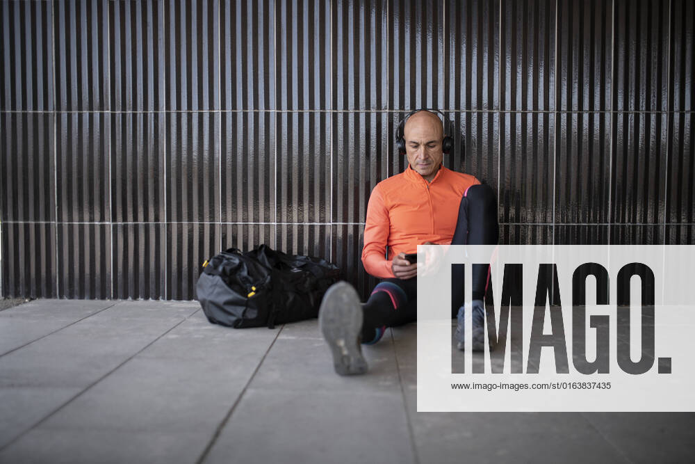 IMAGO Creative: 2022 Sport Favoriten IMAGO Creative: Städte im Wandel male athlete sitting and resting after street workout session Barcelona, Catalonia, Spain CR_ZVWBHP220725-1015342-01 ,model released, Symbolfoto