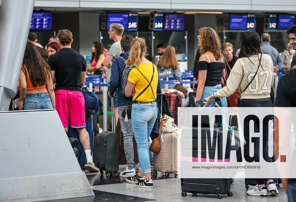 Duesseldorf, Nordrhein-Westfalen, Deutschland - Flughafen Duesseldorf, Urlauber stehen mit Koffern am Check-in Schalter am Tag des Warnstreiks vom Lufthansa Bodenpersonal. Düsseldorf Nordrhein-Westfalen Deutschland