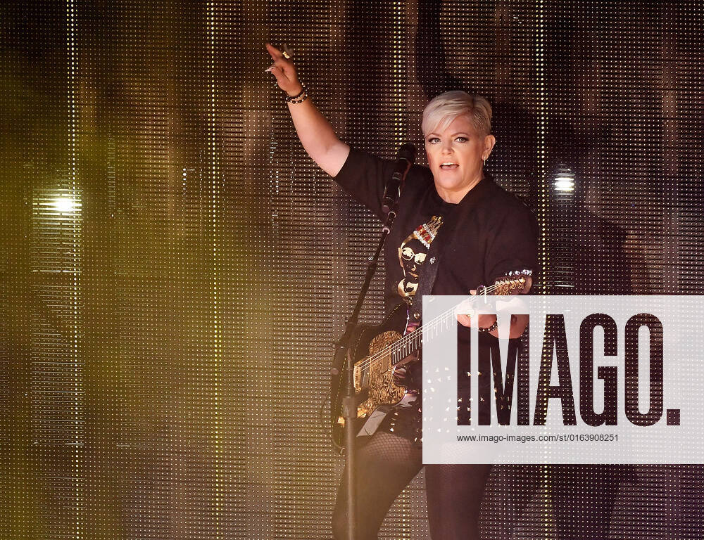 The Chicks - Natalie Maines performs at Shoreline Amphitheatre on July 30, 2022 in Mountain View, California. Mountain View USA - ZUMAs181 20220730_zea_s181_035