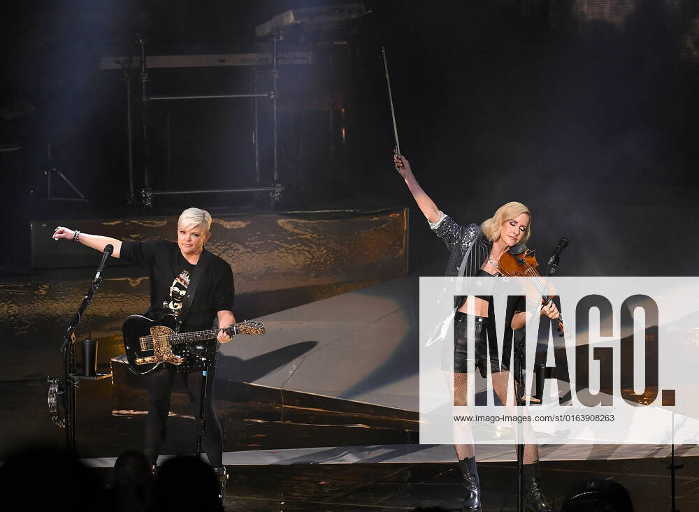 The Chicks - Natalie Maines and Martie Maguire perform at Shoreline Amphitheatre on July 30, 2022 in Mountain View, California. Mountain View USA - ZUMAs181 20220730_zea_s181_046
