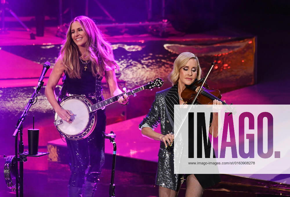 The Chicks - Emily Strayer and Martie Maguire perform at Shoreline Amphitheatre on July 30, 2022 in Mountain View, California. Mountain View USA - ZUMAs181 20220730_zea_s181_057
