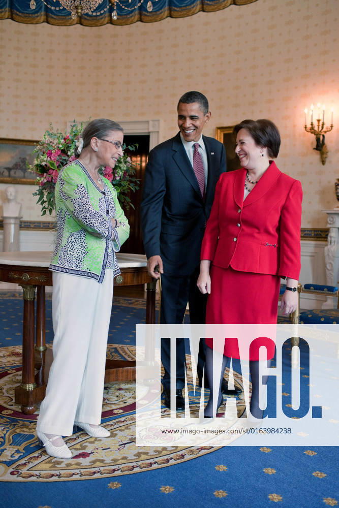 IMAGO ICONS: Ruth Bader Ginsburg Berühmte Feministinnen, Ruth Bader Ginsburg President Barack Obama visits with Supreme Court Justice Ruth Bader Ginsburg and newly confirmed Supreme Court Justice Elena Kagan in the Blue Room of the White House, prior to Kagan s confirmation reception in the East Room