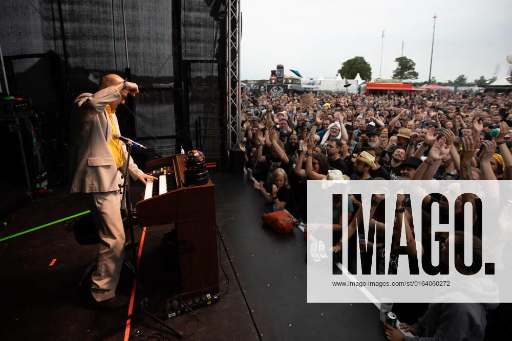Tausende Wacken Fans huldigen Mambo Kurt Obwohl das Festival eigentlich am Mittwoch beginnt wurden die Campingfl?chen rund um das Wacken Infield bereits am Montag f?r die ersten Fans ge?ffnet. Bei bestem Wetter trifft sich man sich zum ersten Mal wieder seit 2019.F?r viele Festivalbesucher auf jeden Fall ein Grund zum Feiern. Mambo Kurt spielte mit seiner Hammond Orgel Metalsongs und stimmte so auf den morgeigen Festivalstart ein. Schleswig Holstein Deutschland