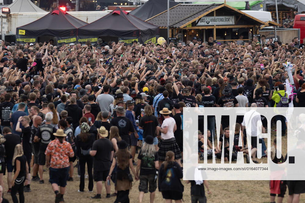 Tausende Wacken Fans huldigen Mambo Kurt Obwohl das Festival eigentlich am Mittwoch beginnt wurden die Campingfl?chen rund um das Wacken Infield bereits am Montag f?r die ersten Fans ge?ffnet. Bei bestem Wetter trifft sich man sich zum ersten Mal wieder seit 2019.F?r viele Festivalbesucher auf jeden Fall ein Grund zum Feiern. Mambo Kurt spielte mit seiner Hammond Orgel Metalsongs und stimmte so auf den morgeigen Festivalstart ein. Schleswig Holstein Deutschland