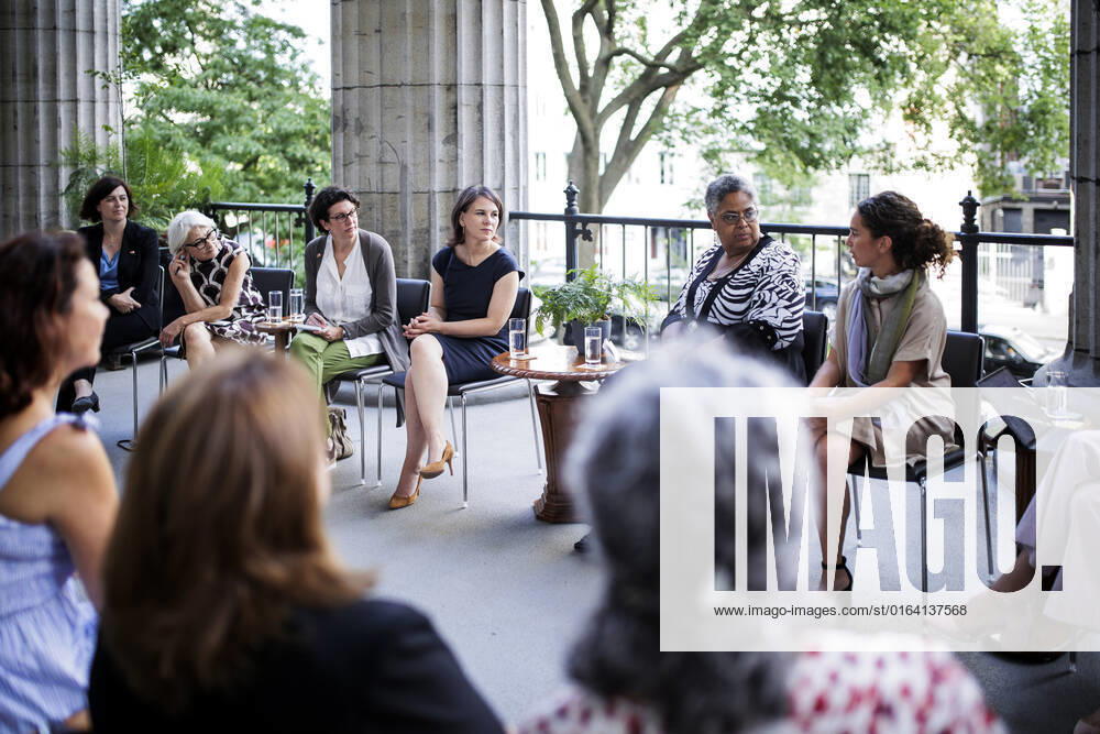 Annalena Baerbock, Bundesaussenministerin, trifft Absolventinnen des Integrationsprogramms fuer Frauen Femmes-relais interculturelles zum Gespraech. Montreal, 03.08.2022. Montreal Canada