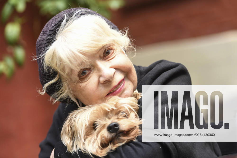 Ingrid Steeger mit Ihrem Hund Lumpi bei der Eröffnung der Marilyn Monroe Sonderausstellung anlässlich des 60igsten Todestages von Marilyn Monroe im Kunstladen. Hannover