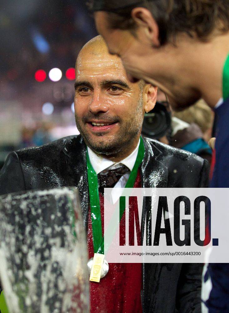 Fussball Berlin Olympiastdion 17.05.2014 DFB Pokalfinale Borussia Dortmund - FC Bayern München 0:2 n.V. -- Josep GUARDIOLA Trainer FCB nach der Bierdusche