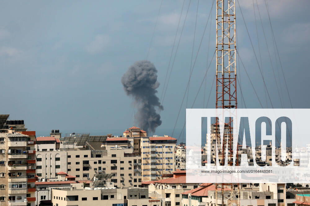 Gaza city, Gaza Strip, Palestinian Territory: Smoke rises from a building following an Israeli air strike on Gaza City on August 6, 2022 Gaza city Palestinian Territory - ZUMAap3_ 20220806_zaf_ap3_040