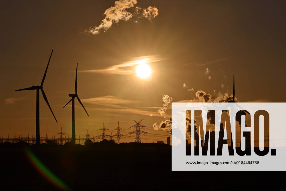 Strommasten und Windräder rund um das Kohlekraftwerk Neurath des Stromkonzerns RWE. Wegen der Energiekrise überlegt die Bundesregierung, als Ersatz für Strom aus Erdgas Kohlekraftwerke aus der Reserve wieder ans Netz zu nehmen. (Themenbild, Symbolbild) Bergheim, 01.08.2022 NRW Deutschland