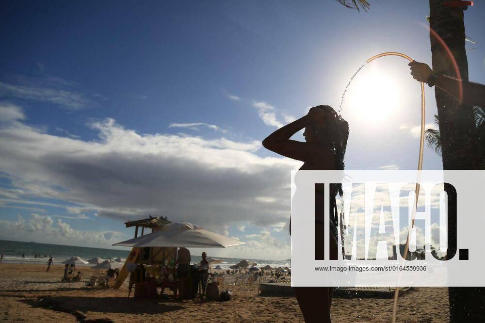 IMAGO Creative: Ende des Sommers Woman taking a shower in Placafor beach, salvador, bahia / brazil - december 22, 2015: Woman taking a shower in Placafor beach in the city of Salvador., salvador, bahia / brazil - december 22, 2015: Woman taking a shower in Placafor beach in the city of Salvador., 03.06.2020,