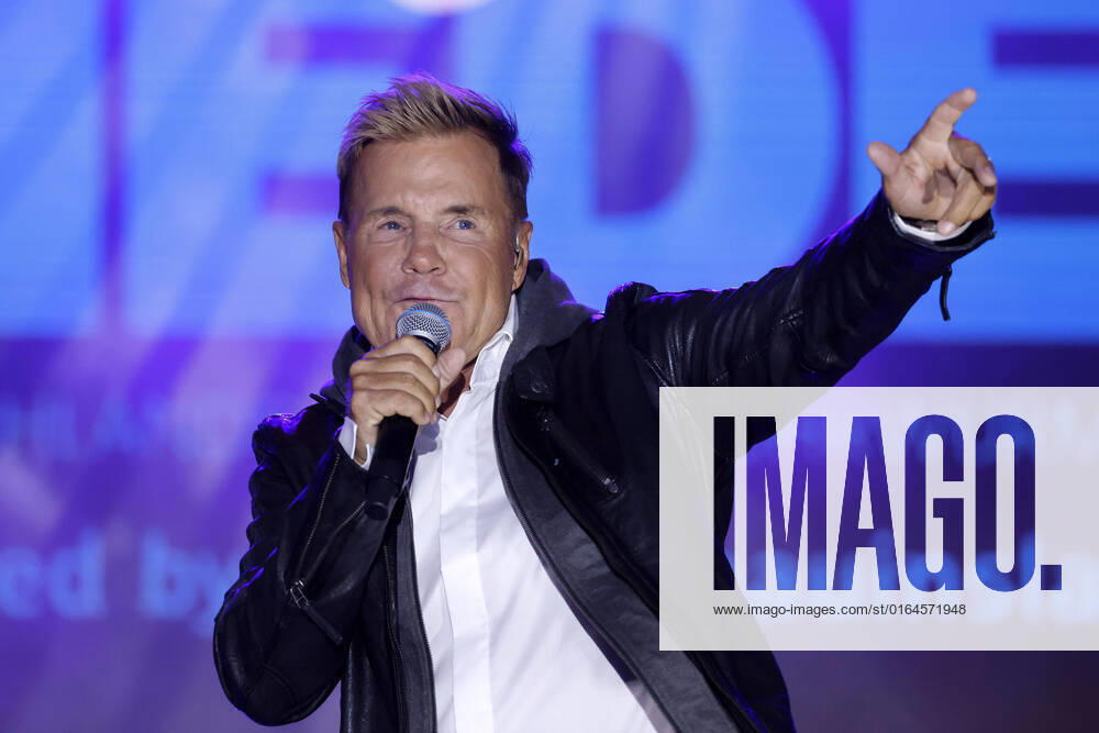 Sänger Dieter Bohlen bei seinem Bühnen-Comeback im Rahmen des Open-Air Konzerts Lieblingslieder - Deutschlands größtes Ohrwurm-Spektakel von Markus Krampe Entertainment in der Bonner Rheinaue. Bonn, 06.08.2022 NRW Deutschland