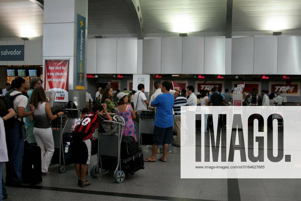 View of salvador airport, salvador, bahia / brazil - december 25, 2007: people are seen in line at the Tam company check-in at the airport in the city of Salvador., salvador, bahia / brazil - december 25, 2007: people are seen in line at the Tam company check-in at the airport in the city of Salvador., 20.06.2020,